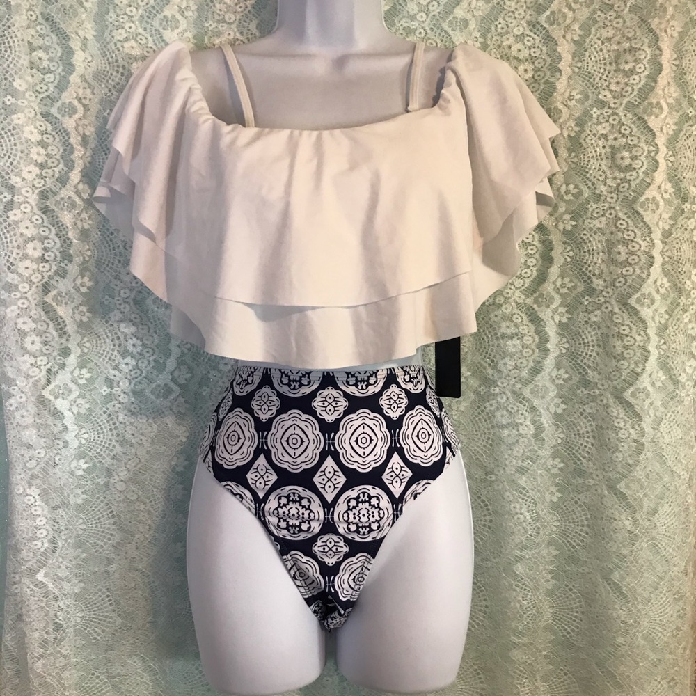 NWT Women’s 2 Piece Flounce Top Swimsuit- Large